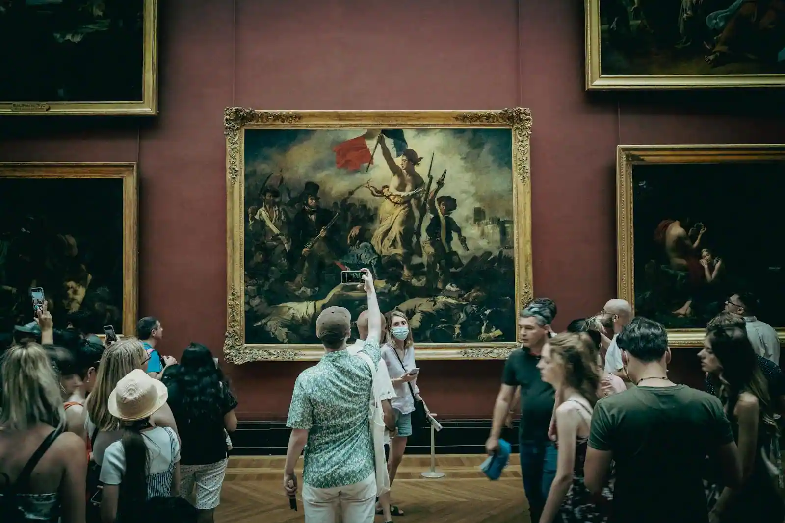 Galerie d'exposition contemporaine en France avec visiteurs devant de grands tableaux clairs