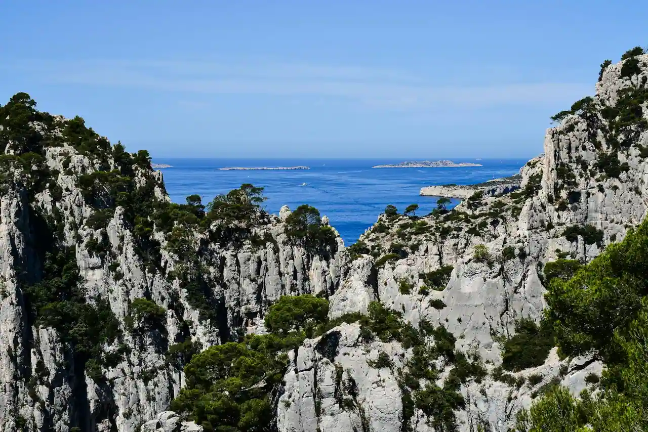Famille en balade dans une forêt de Drôme bordée de falaises calcaires