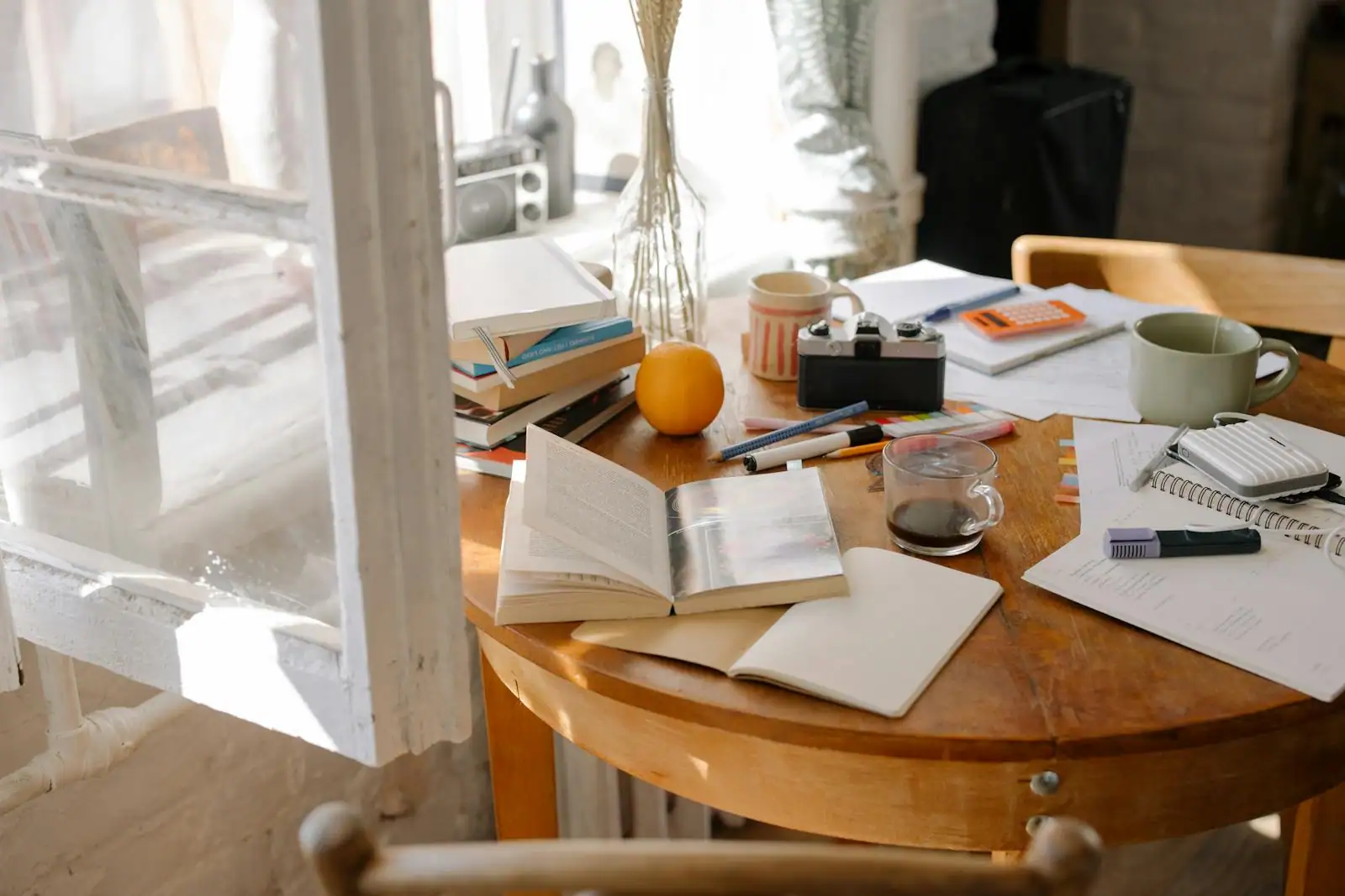 Livre ouvert posé sur un bureau en bois avec carnet et tasse, lecture active de développement personnel