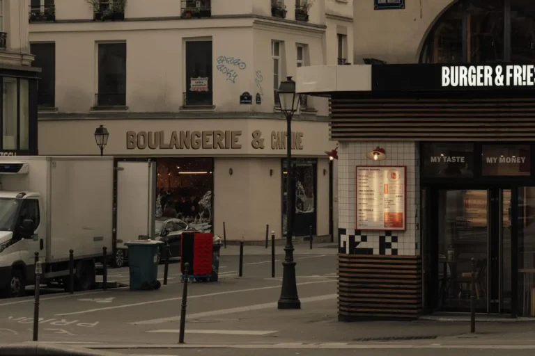 Dragueur de Paris : portraits, codes et limites d&rsquo;une scène urbaine