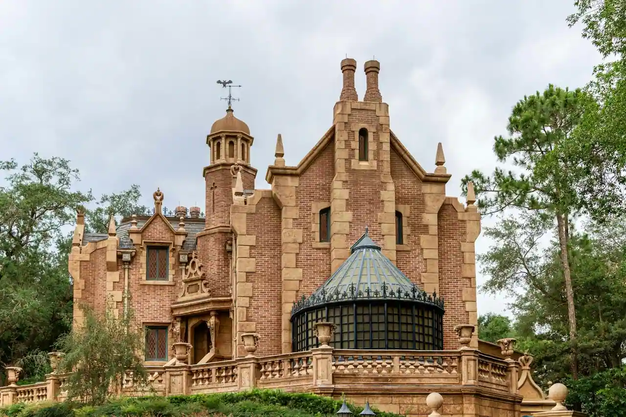 Façade gothique d'un manoir victorien sous un ciel orageux, ambiance familiale Addams