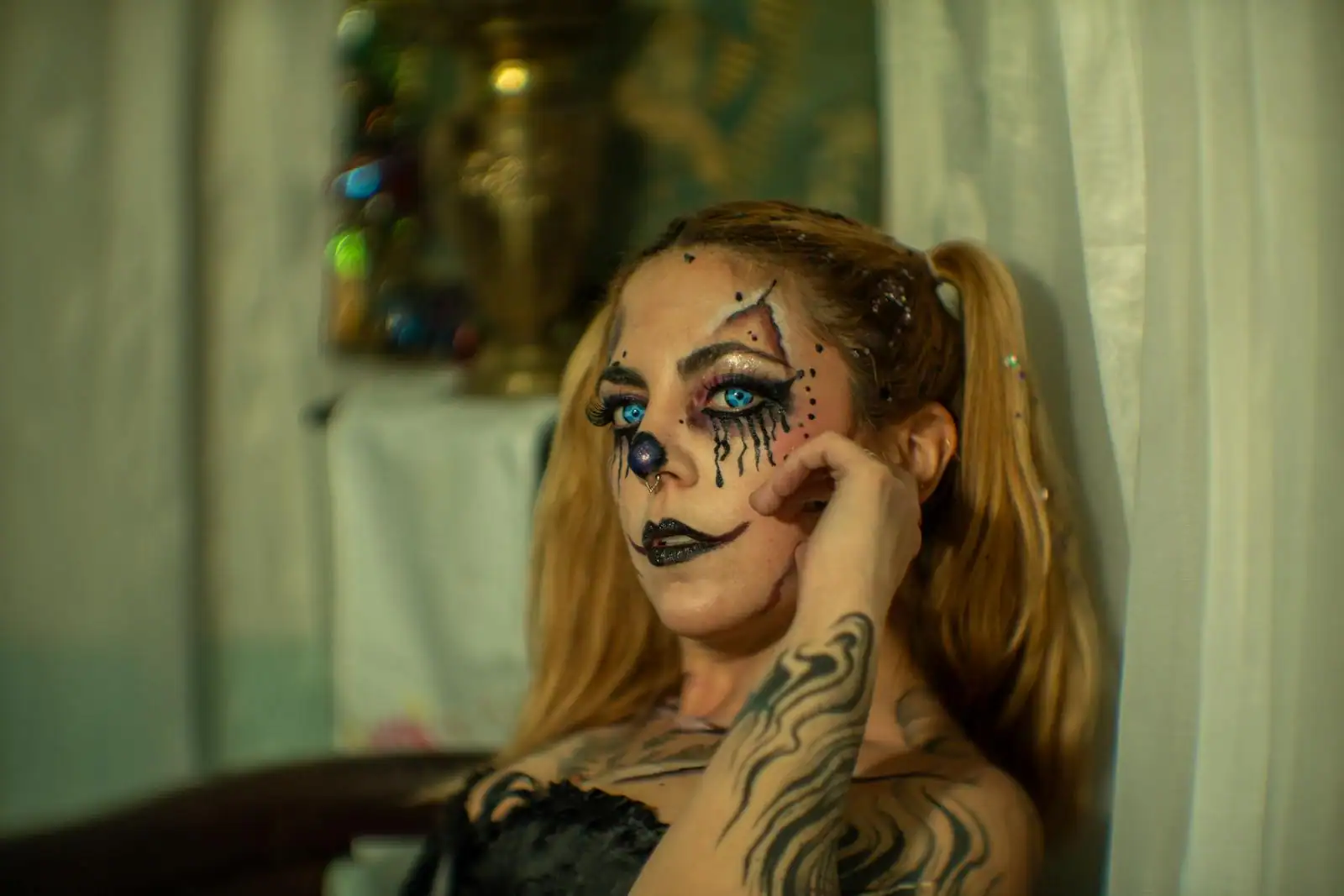 Maquillage Harley Quinn avec smoky asymétrique bleu et rouge et couettes bicolores