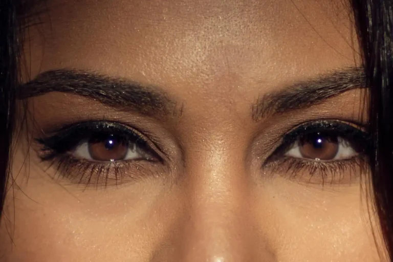 Maquillage yeux marrons : les couleurs qui les subliment vraiment