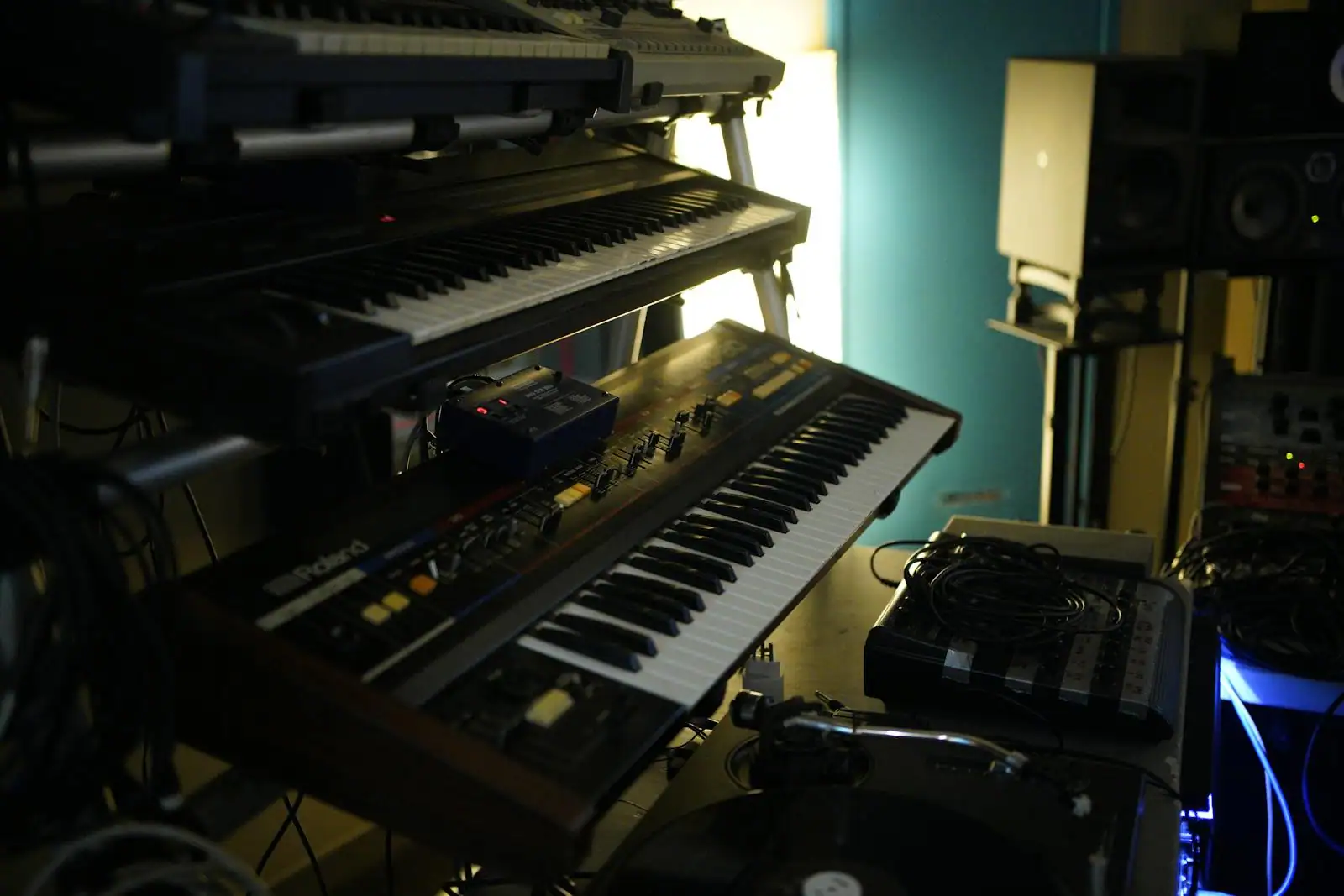 Vue rapprochée d'un synthétiseur analogique vintage à boutons, ambiance studio des années 80