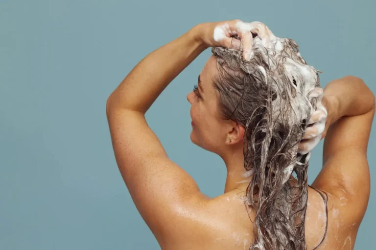 Shampoing cheveux gras : choisir, laver, espacer