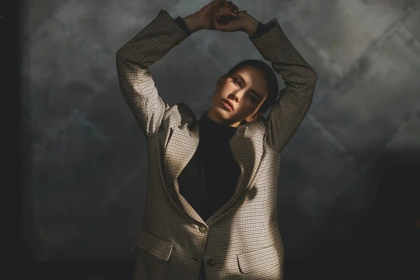 Silhouette mode 2026 en tailoring sobre, palette neutre chaude