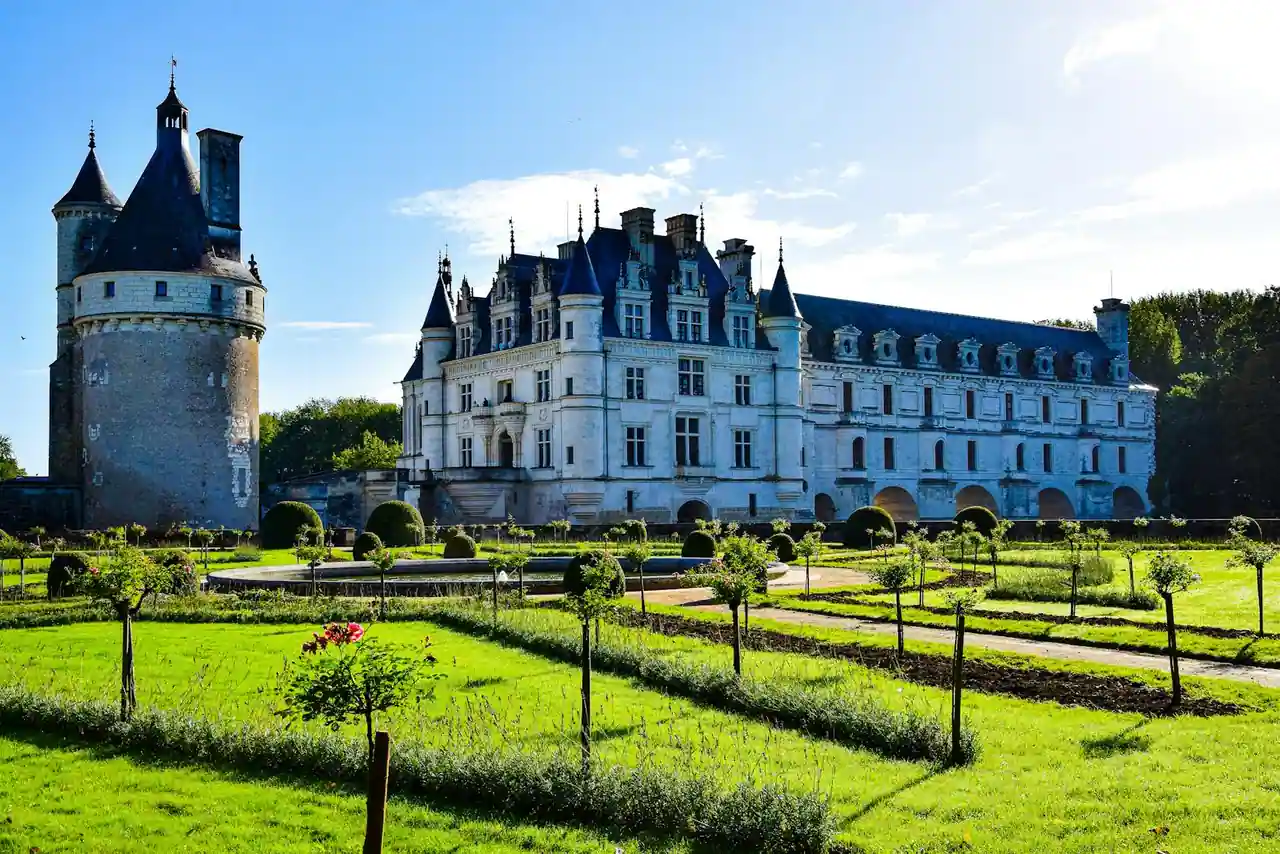 Château de Chenonceau enjambant le Cher en lumière douce, jardins et reflets dans la rivière