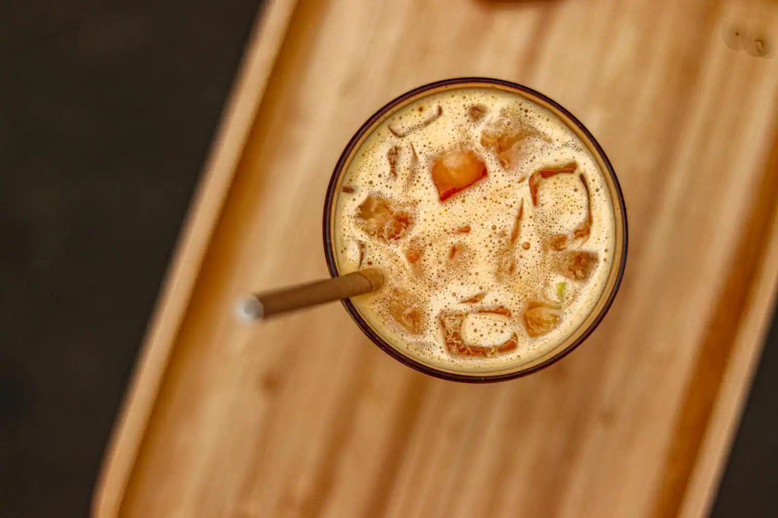 Illustration éditoriale pour Café frappé : origine grecque, variantes et trois recettes maison, photographie naturelle.