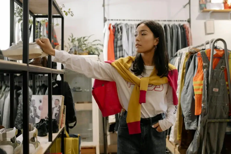 Friperie Paris : quartiers, profils et bons réflexes pour bien chiner