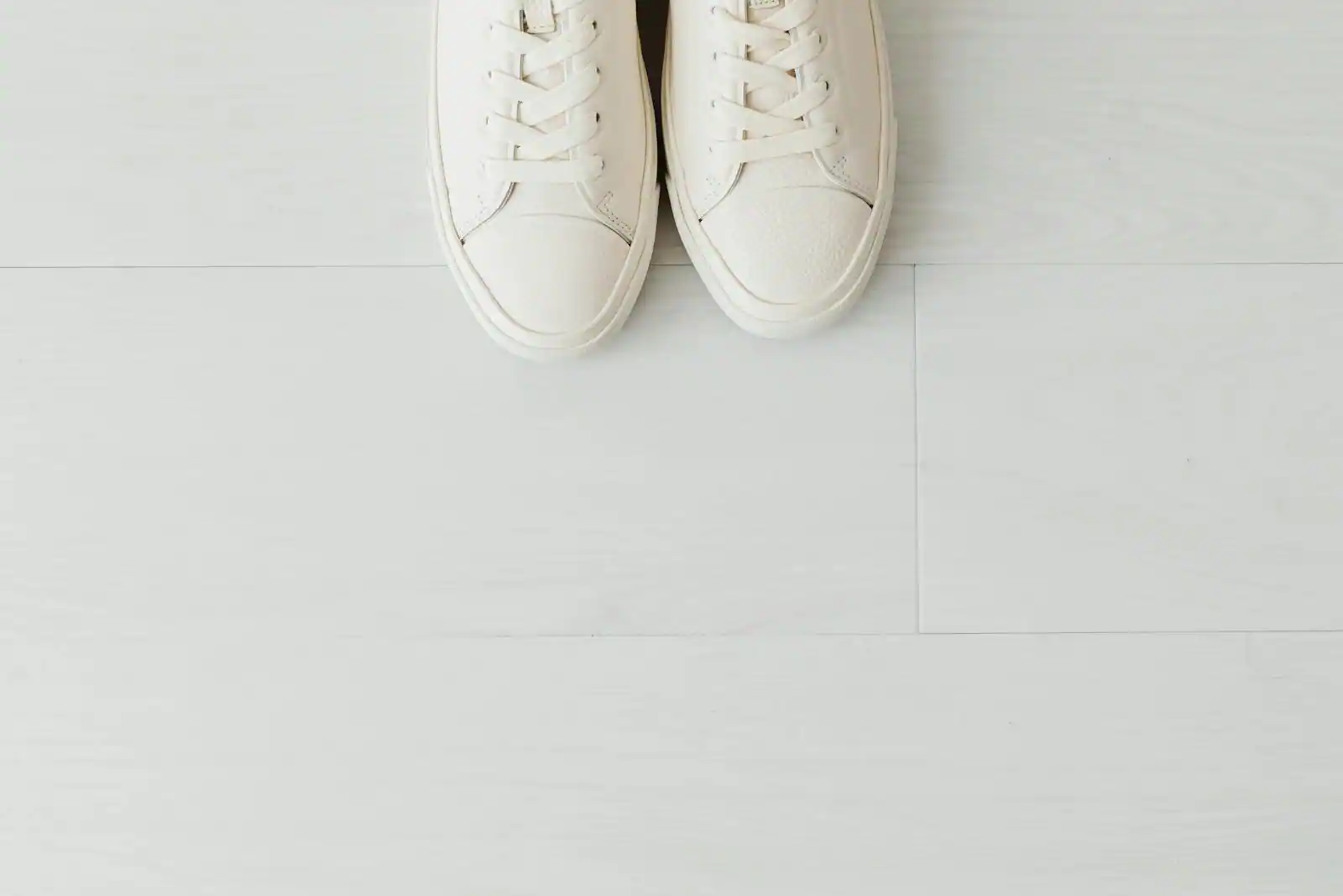 Illustration éditoriale pour Autry sneakers : histoire, codes visuels et bons réflexes d'achat, photographie naturelle.