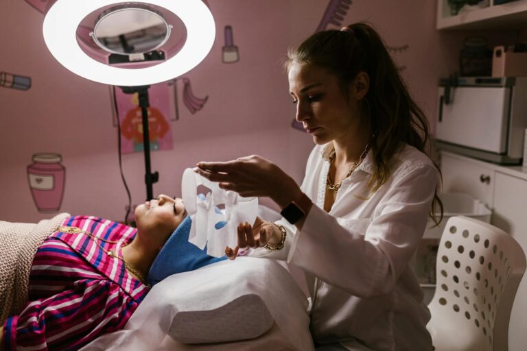 Soin visage en institut : ce qu&rsquo;il peut vraiment apporter (et ce qu&rsquo;il ne peut pas)