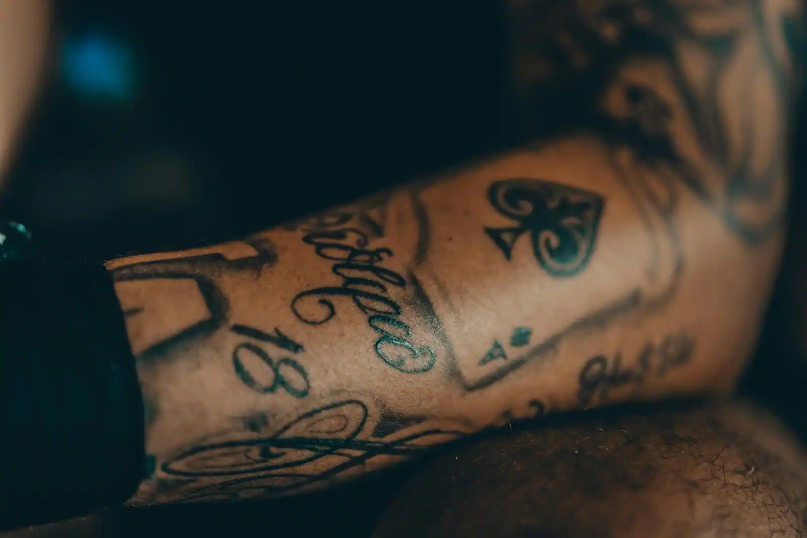 Tatouage homme sur le bras : choisir un motif qui tient la décennie