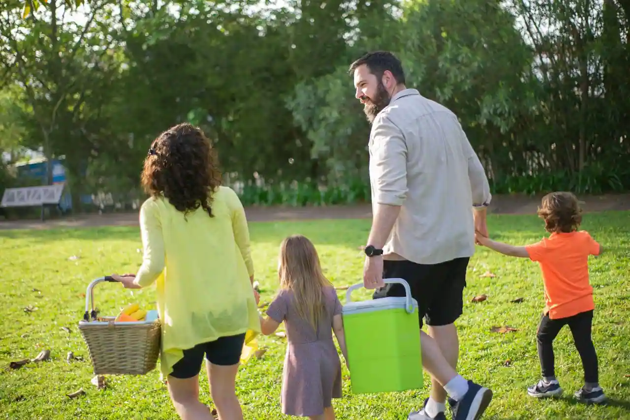 Famille avec deux enfants en balade en plein air lors d'une sortie de proximité