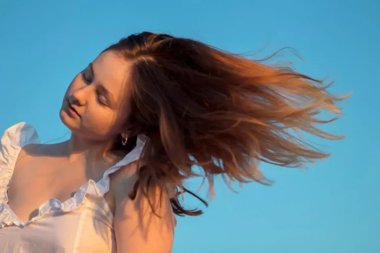 Cheveux poreux : que faire pour les réparer au quotidien