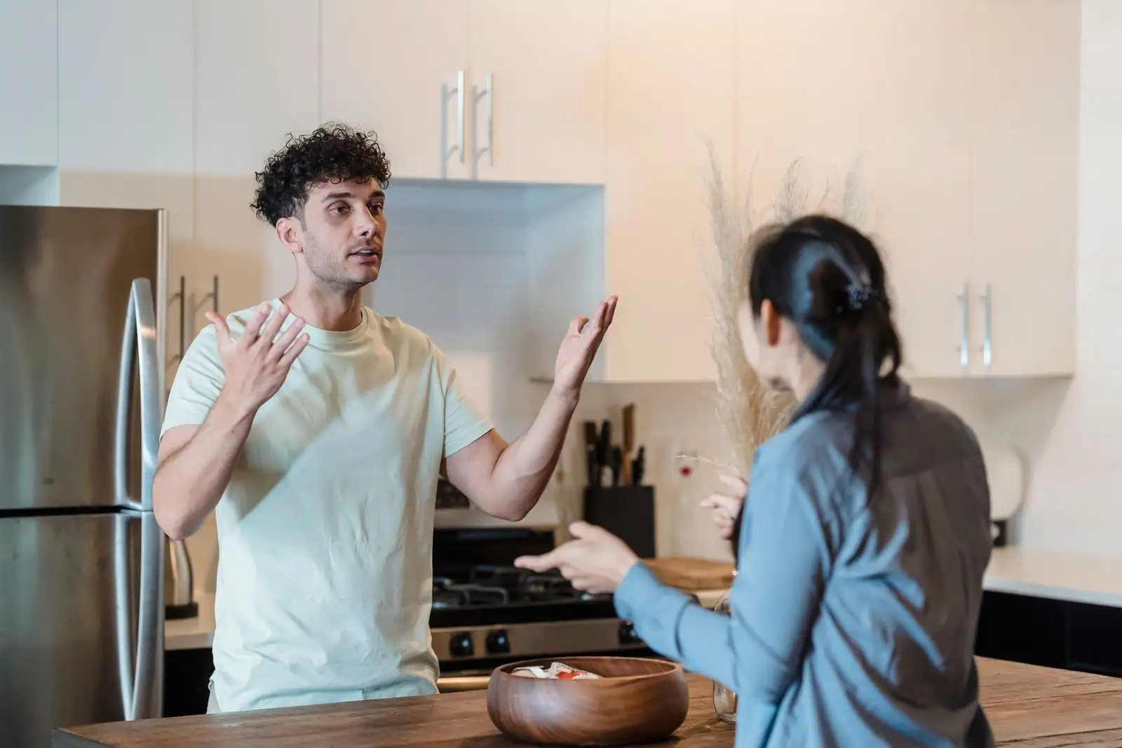 Un homme et une femme en désaccord lors d'une conversation tendue à la maison