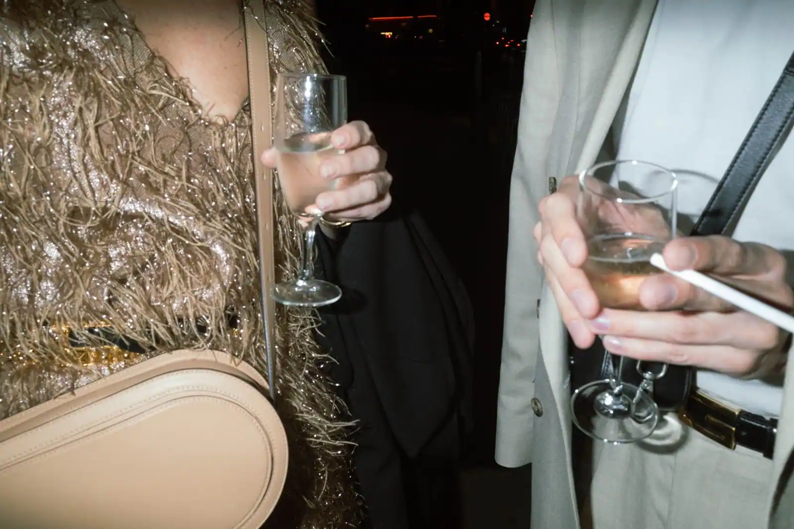 Couple élégant tenant des coupes de champagne lors d'une soirée habillée