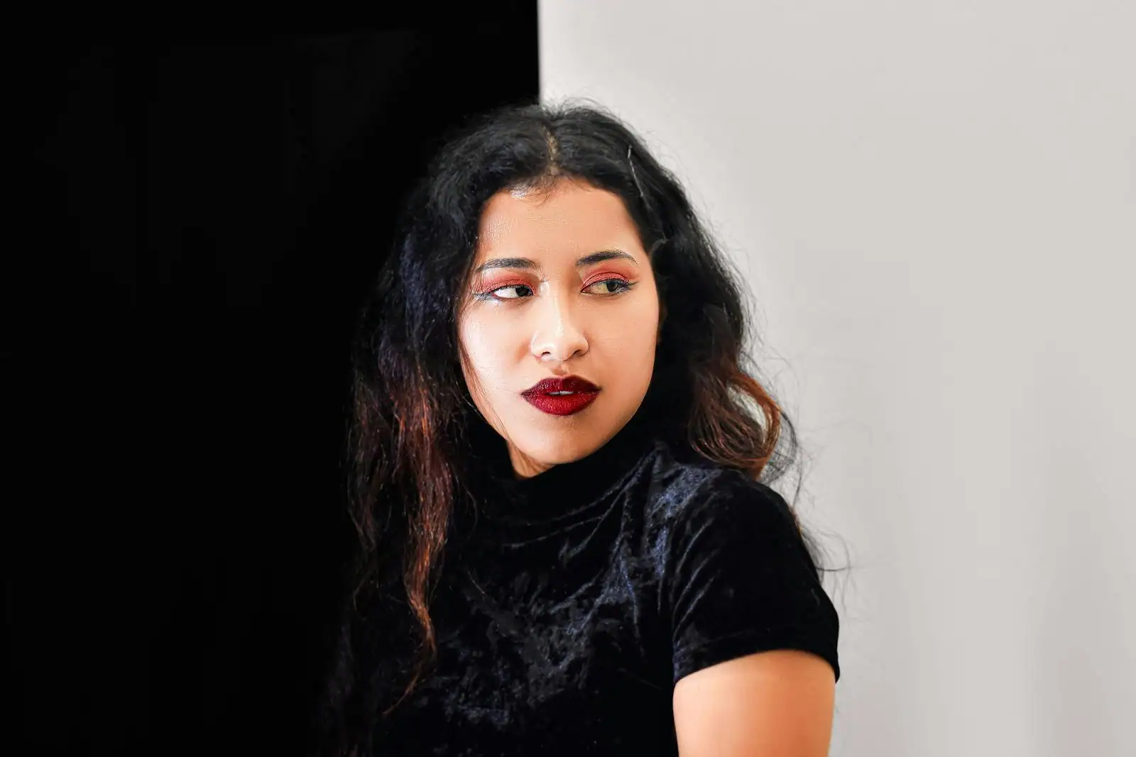 Maquillage gothique : teint pâle mat, yeux charbonneux et bouche bordeaux sombre