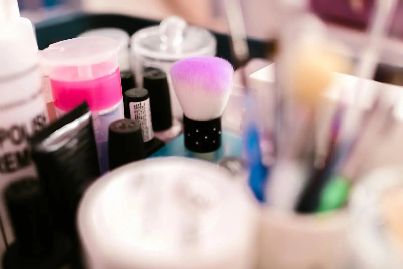 Présentoir de produits de maquillage colorés dans une parfumerie, fonds de teint et palettes alignés