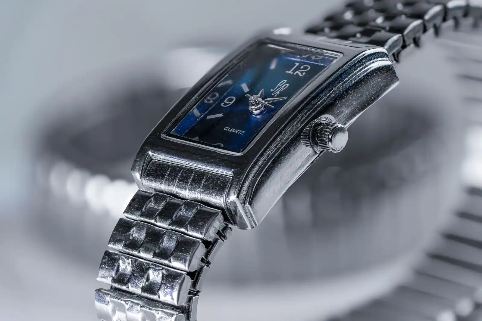 Montre-bracelet rectangulaire en métal argenté à cadran bleu, en gros plan