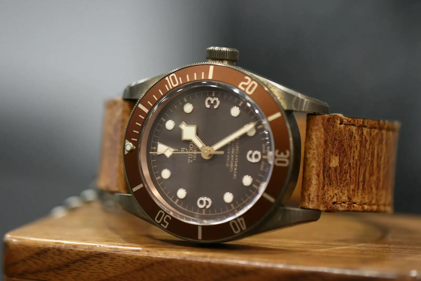 Montre Hermès pour femme au poignet, boîtier épuré et bracelet en cuir