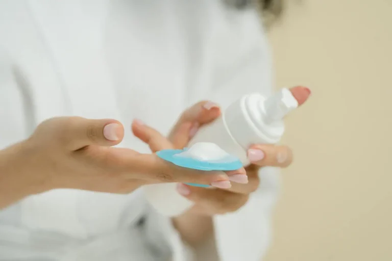 Nettoyant visage brosse : bien choisir sans abîmer sa peau