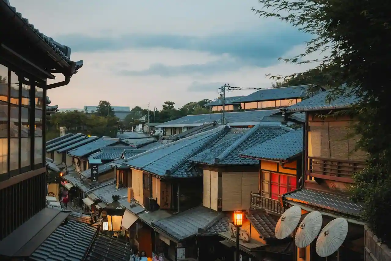 Rue traditionnelle de Kyoto aux maisons de bois et toits de tuiles, à la tombée du jour