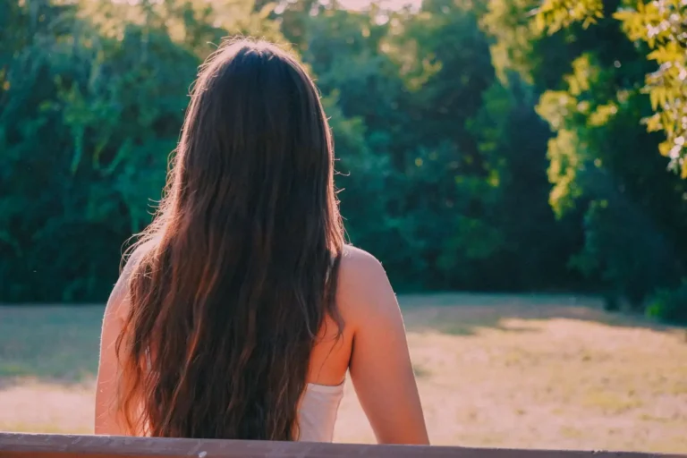 Routine cheveux secs et abîmés : la méthode qui répare vraiment