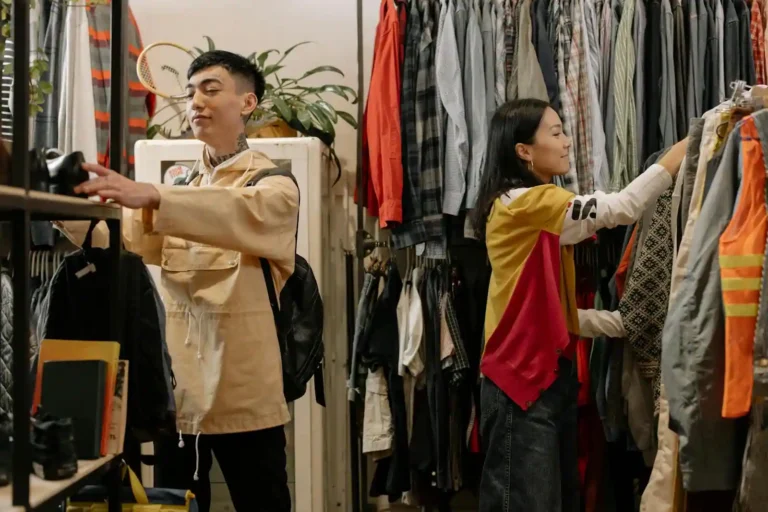 Vêtements vintage : bien les choisir, les authentifier et les porter