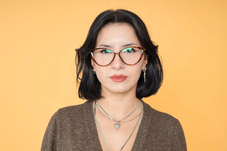 Coupe de cheveux pour visage rond avec lunettes