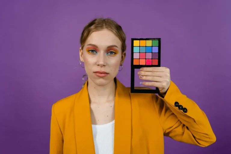 Maquillage années 80 : les codes et comment les recréer