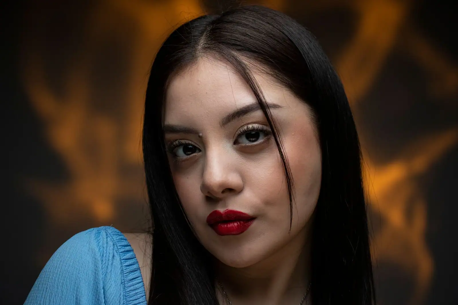 Femme aux cheveux bruns et aux lèvres rouge vif, teint clair, maquillage inspiré du conte