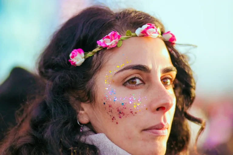 Maquillage hippie : deux looks et la méthode pour chacun