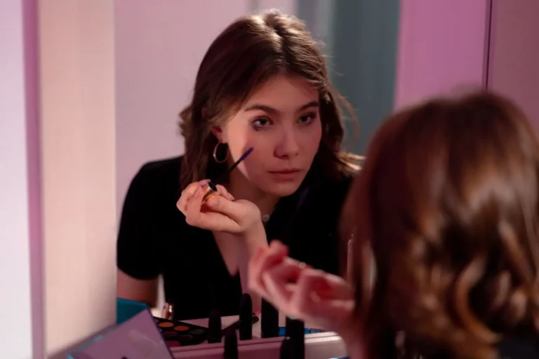 Maquillage d&rsquo;invitée de mariage, élégant et longue tenue