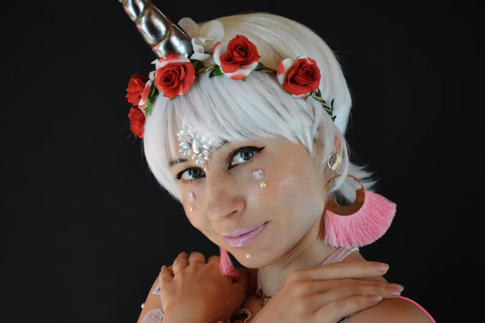 Maquillage de licorne : corne dorée, couronne de fleurs et petites touches de strass sur le visage.
