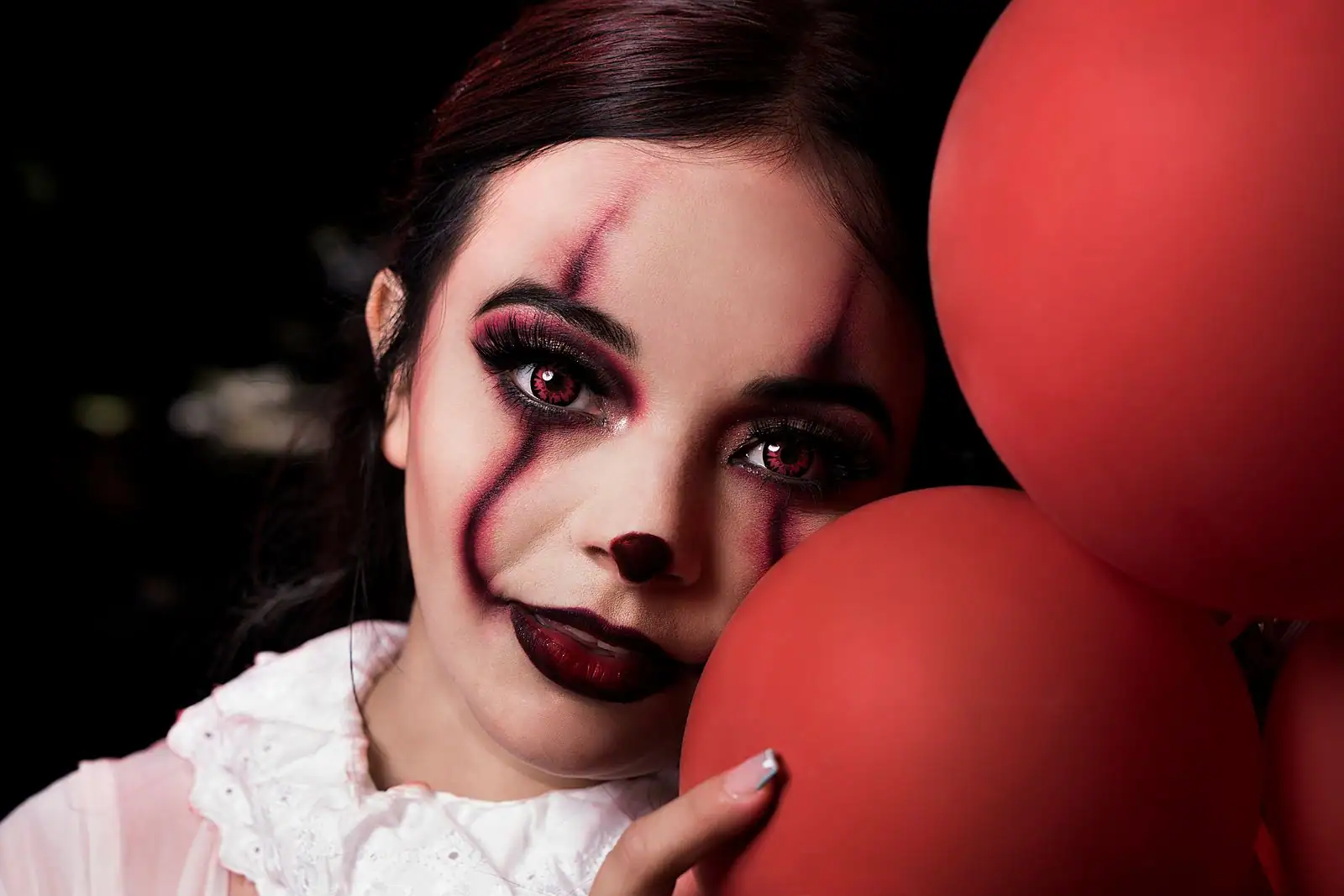Maquillage d'Halloween effrayant, visage au teint blafard et coulures rouges