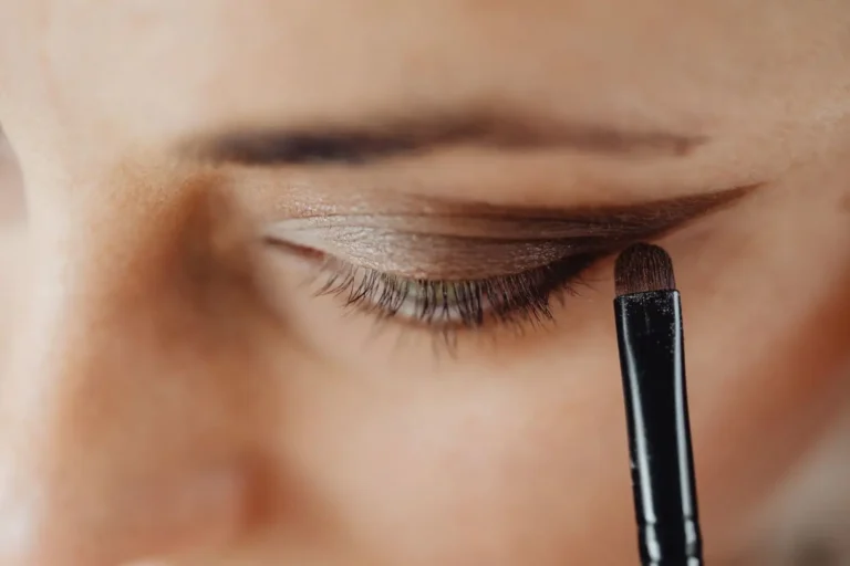 Maquillage yeux marrons pour un mariage : couleurs et tenue