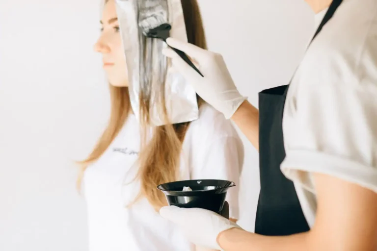 Quelle couleur de cheveux choisir : le guide selon votre profil