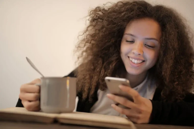 Séduire un homme par SMS sans jamais forcer
