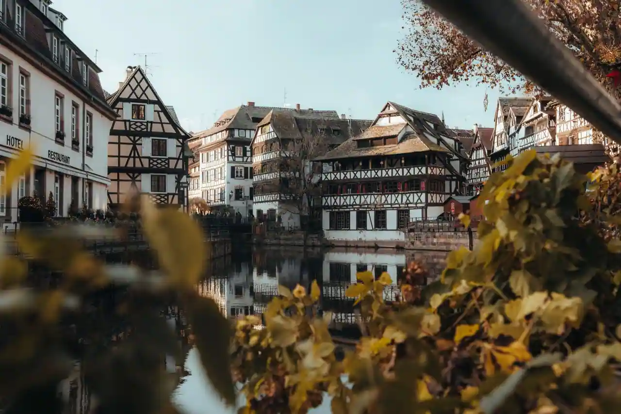 La Petite France à Strasbourg, ses maisons à colombages alignées le long d'un canal.