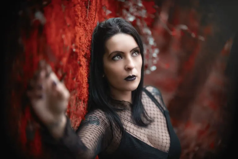 Tuto maquillage Mercredi Addams : le look gothique pas à pas