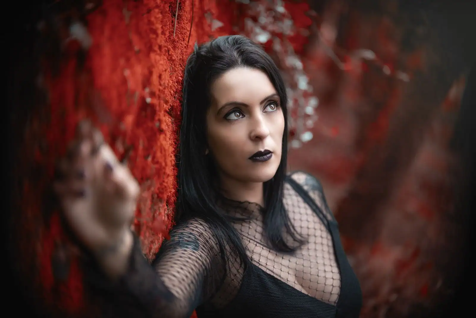 Portrait d'une femme au maquillage gothique : teint pâle mat, regard sombre et lèvres foncées