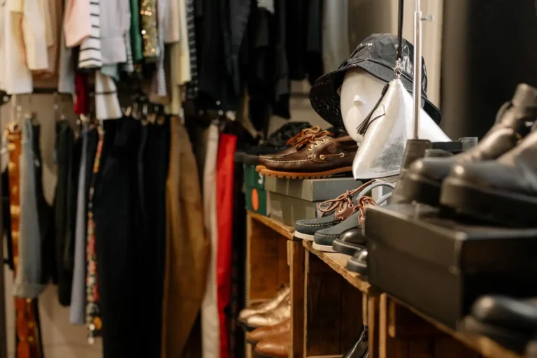 Vêtements et accessoires en L : la liste définie