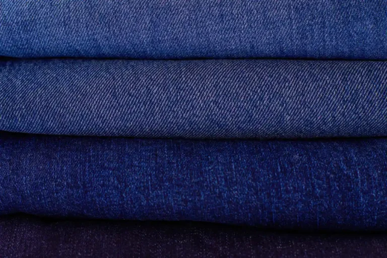 Vêtements usés : où les déposer et comment les recycler