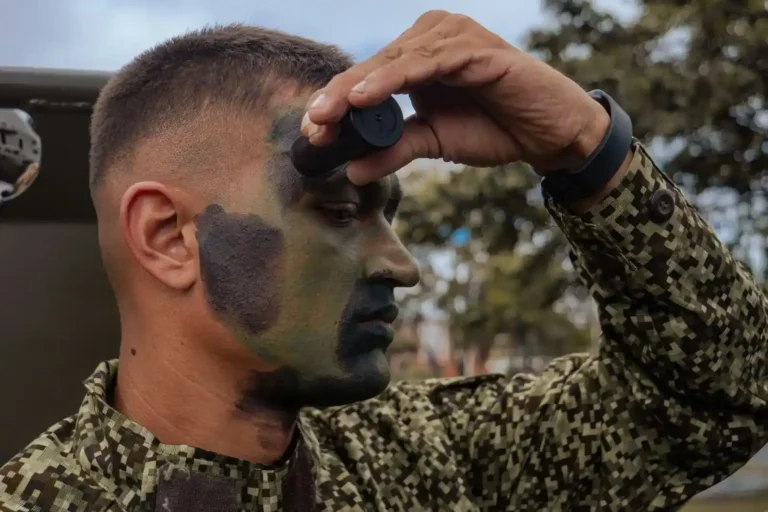 Maquillage militaire : camouflage réaliste ou look beauté