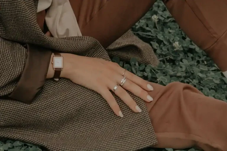 Montre femme rectangulaire : la choisir et la porter