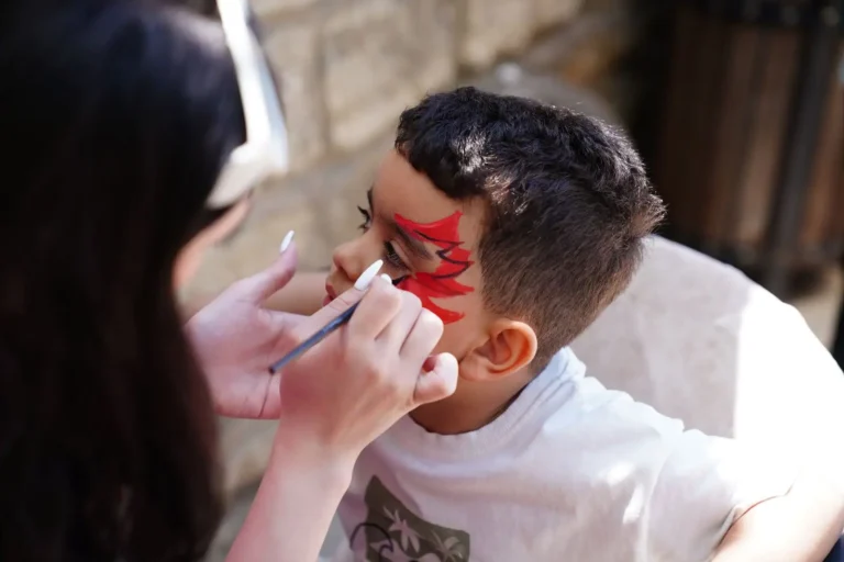 Maquillage de dinosaure : choisir l&rsquo;espèce, réussir les écailles