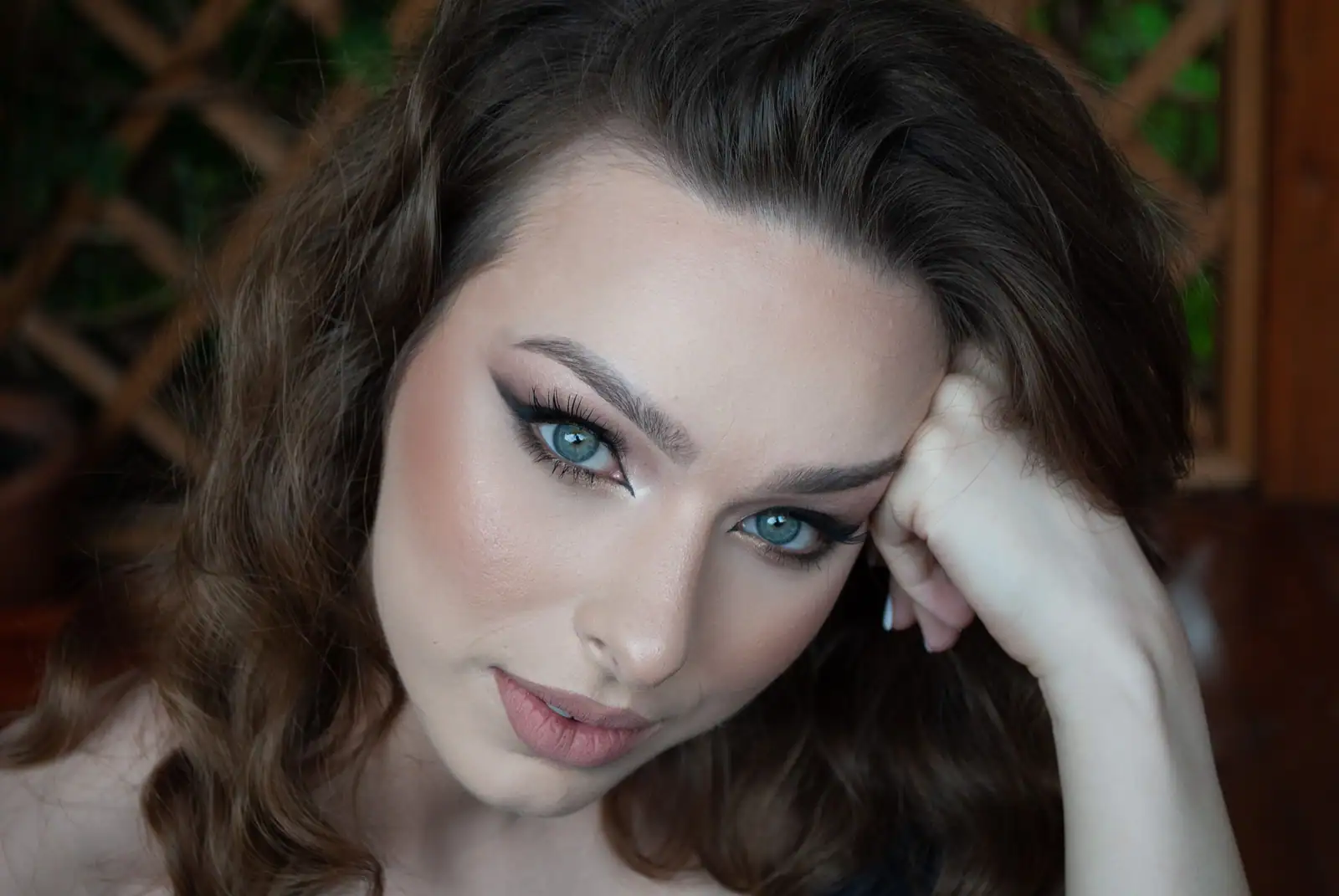 Un regard maquillé de fards bronze estompés et d'un trait d'eye-liner noir allongé, sourcil dessiné.