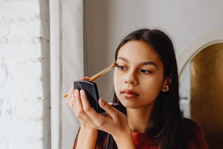 Tuto maquillage paupières tombantes : la méthode qui tient
