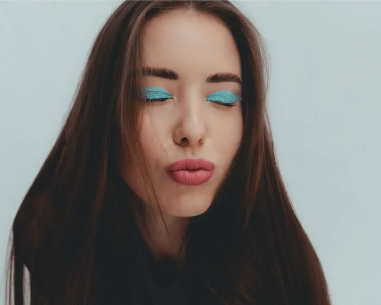 Maquillage années 2000 : les codes du look Y2K et comment le recréer