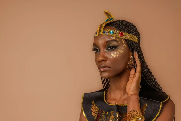 Maquillage égyptien : les codes antiques et comment les porter